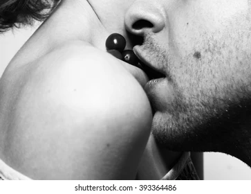 Collarbone Kiss — Kissutra guide, Condombazaar