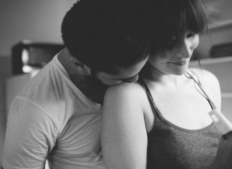 Shoulder Kiss — Kissutra guide, Condombazaar